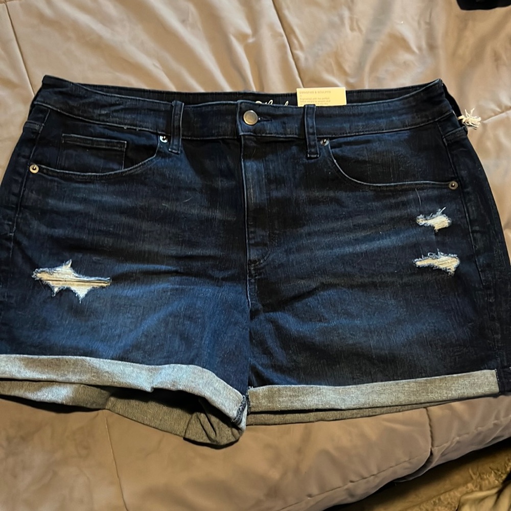 Mid-rise midi shorts 
Size 16 
4in inseam